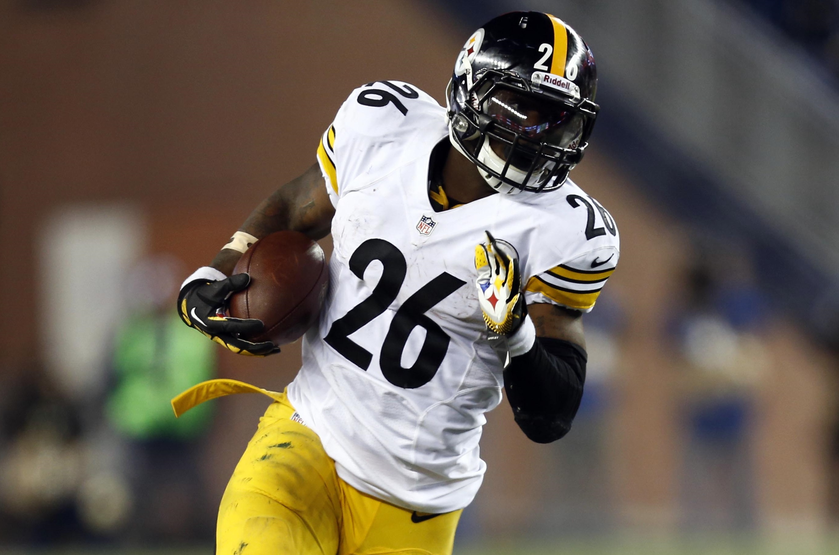 Pittsburgh Steelers Running Back Le’Veon Bell Wins Courtyard’s Greatness on the Road™ Award at NFL Honors